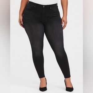 24R - Torrid | Sky High Skinny Jean - Premium Stretch Washed Black